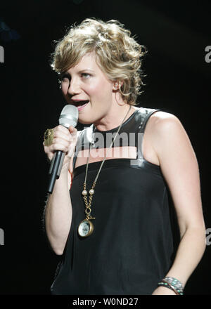 Jennifer Nettles de Sugarland fonctionne à l'Amphithéâtre Cruzan à West Palm Beach, Floride le 16 octobre 2010. UPI/Michael Bush Banque D'Images