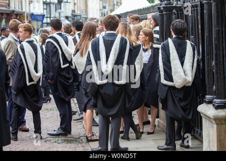 Les étudiants de l'Université de Cambridge de St John's College, le premier jour de cette années, les cérémonies de remise des diplômes à la Chambre du Sénat. Les élèves vêtus de noir robes que la traditionnelle cérémonie de remise des diplômes de l'Université de Cambridge a eu lieu aujourd'hui (mercredi). Les étudiants ont défilé en Sénat Chambre historique vu par la famille et les amis pour recueillir leurs degrés de la prestigieuse université. De nombreuses parties de la cérémonie, qui se tiendra également au cours des prochains jours, ont leur origine parmi les premiers usages de l'université il y a 800 ans. Les étudiants sont tenus de porter la robe de th Banque D'Images