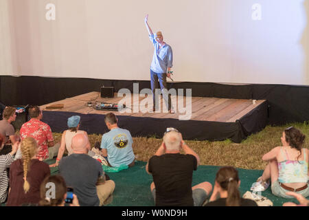 Glastonbury, Royaume-Uni. Jeudi, 27 juin, 2019. Tilda Swinton l'introduction d'une première projection du film de Jim Jarmusch Les morts ne meurent pas à Pilton Palais Cinema le jour 2 (jeudi) du festival de Glastonbury en 2019 à la ferme digne dans le Somerset. Photo : Roger Garfield/Alamy Live News Banque D'Images