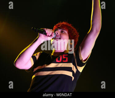 Gerard Way de My Chemical Romance se produit en concert sur la Honda Civic Tour à l'Amphithéâtre Cruzan à West Palm Beach, Floride le 23 septembre 2011. UPI/Michael Bush Banque D'Images