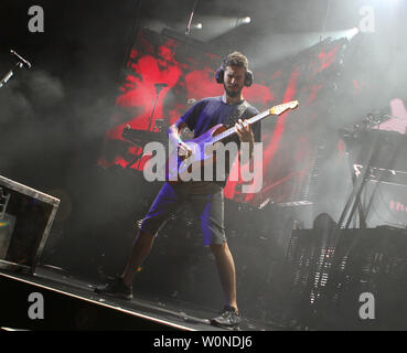 Brad Delson avec Linkin Park joue sur la soirée d'ouverture de leur visite à l'Amphithéâtre Cruzan à West Palm Beach, Floride le 8 août 2014. UPI/Michael Bush Banque D'Images