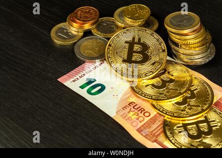 Les billets et pièces de monnaie bitcoin utilisé. Plus de bitcoin or euro argent. Cryptocurrency Bitcoin. Devise Crypto concept. Banque D'Images