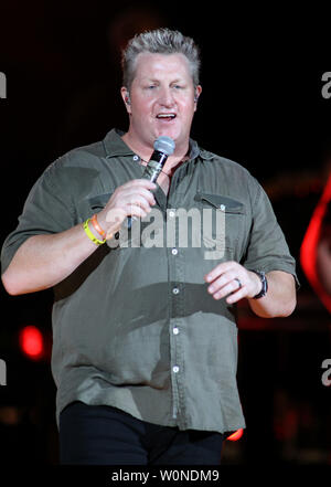 Gary LeVox avec Rascal Flatts se produit en concert à l'Amphithéâtre Cruzan à West Palm Beach, en Floride le 13 septembre 2014. UPI/Michael Bush Banque D'Images