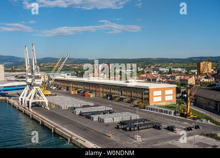 Par les grues de quai dans le port de Koper en Slovénie Banque D'Images