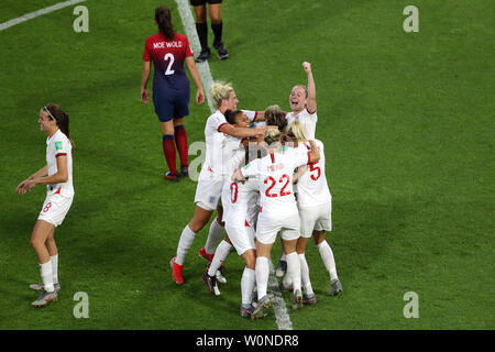 Lucy l'Angleterre célèbre Bronze marquant ainsi son troisième but de côtés du jeu avec ses coéquipiers lors de la Coupe du Monde féminine de la fifa, quart-de-finale, à Stade Océane, Le Havre, France. Banque D'Images