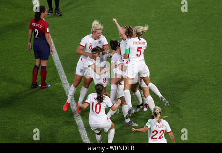 Lucy l'Angleterre célèbre Bronze marquant ainsi son troisième but de côtés du jeu avec ses coéquipiers lors de la Coupe du Monde féminine de la fifa, quart-de-finale, à Stade Océane, Le Havre, France. Banque D'Images