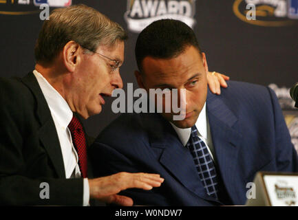 Le commissaire Bud Selig Baseball (L) parle avec Derek Jeter des Yankees de New York avant l'attribution du Prix 2006 Hank Aaron au Busch Stadium de Saint-Louis le 25 octobre 2006. Joueur de Ligue nationale Ryan Howard des Phillies de Philadelphie a également reçu le prix. (Photo d'UPI/Bill Greenblatt) Banque D'Images