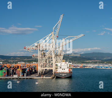 Par les grues de quai dans le port de Koper en Slovénie Banque D'Images