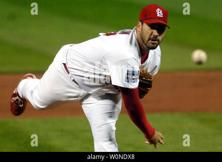 Cardinals de Saint-Louis pitcher Jeff Suppan (37) lance contre les Tigers de Detroit au cours de la première manche du Match 4 de la Série mondiale au Busch Stadium de Saint-Louis Le 26 octobre 2006. (UPI Photo/Kevin Dietsch) Banque D'Images