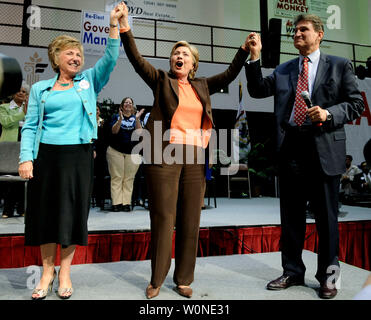 Le candidat démocrate à la Sénatrice Hillary Clinton (D-NY) (C) est introduit par la West Virginia Gov. Joe Manchin III et son épouse Gayle lors d'un rassemblement électoral à l'Université d'état de Fairmont de Fairmont, en Virginie de l'Ouest le 12 mai 2008. Tête à l'Ouest virginiens demain dans les sondages que les états primaires présidentielles. (UPI Photo/Kevin Dietsch) Banque D'Images