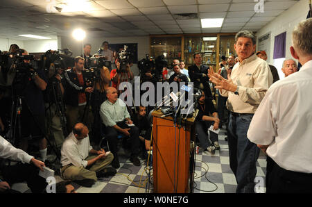 Virginie de l'employé. Joe Manchin parle au cours d'une conférence de presse pour annoncer les sauveteurs sont extraites de la haute direction de la grande cause de la mine de gaz dangereux Montcoal, Virginie-Occidentale le 8 avril 2010. Quatre mineurs sont toujours portés disparus après une explosion le 5 avril à la mine exploitée par Performance Coal Company, une filiale de Massey Energy. Vingt cinq hommes sont morts et deux autres sont dans les hôpitaux. UPI/Roger L. Wollenberg Banque D'Images