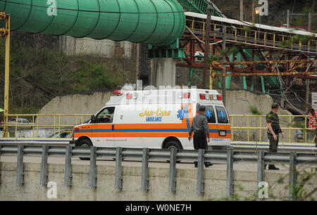 Une ambulance arrive à la performance de l'entreprise de charbon à Montcoal, Virginie-Occidentale, le 8 avril 2010. Les sauveteurs ont été retirés de la haute direction de la grande cause de la mine de gaz dangereux en laissant quatre mineurs portés disparus après une explosion le 5 avril à la mine. Vingt cinq hommes sont morts et deux autres sont dans les hôpitaux. UPI/Roger L. Wollenberg Banque D'Images