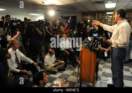 Virginie de l'employé. Joe Manchin parle au cours d'une conférence de presse pour annoncer les sauveteurs sont extraites de la haute direction de la grande cause de la mine de gaz dangereux Montcoal, Virginie-Occidentale le 8 avril 2010. Quatre mineurs sont toujours portés disparus après une explosion le 5 avril à la mine exploitée par Performance Coal Company, une filiale de Massey Energy. Vingt cinq hommes sont morts et deux autres sont dans les hôpitaux. UPI/Roger L. Wollenberg Banque D'Images