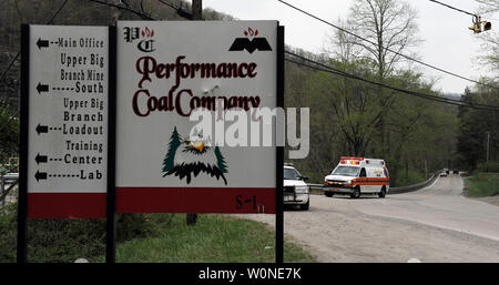 Une ambulance arrive à la performance de l'entreprise de charbon à Montcoal, Virginie-Occidentale, le 8 avril 2010. Les sauveteurs ont été retirés de la haute direction de la grande cause de la mine de gaz dangereux en laissant quatre mineurs portés disparus après une explosion le 5 avril à la mine. Vingt cinq hommes sont morts et deux autres sont dans les hôpitaux. UPI/Roger L. Wollenberg Banque D'Images