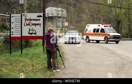 Une ambulance quitte la performance Coal Company à Montcoal, Virginie-Occidentale, le 8 avril 2010. Les sauveteurs ont été retirés de la haute direction de la grande cause de la mine de gaz dangereux en laissant quatre mineurs portés disparus après une explosion le 5 avril à la mine. Vingt cinq hommes sont morts et deux autres sont dans les hôpitaux. UPI/Roger L. Wollenberg Banque D'Images