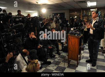 Virginie de l'employé. Joe Manchin reporters dit gaz toxiques dans la région de Big Branch Mine sont encore trop dangereux pour les secouristes pour entrer dans Montcoal, Virginie-Occidentale le 8 avril 2010. Quatre mineurs sont toujours portés disparus après une explosion le 5 avril à la mine exploitée par Performance Coal Company, une filiale de Massey Energy. Vingt cinq hommes sont morts et deux autres sont dans les hôpitaux. UPI/Roger L. Wollenberg Banque D'Images