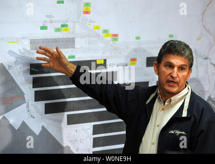 Virginie de l'employé. Joe Manchin reporters dit gaz toxiques dans la région de Big Branch Mine sont encore trop dangereux pour les secouristes pour entrer dans Montcoal, Virginie-Occidentale le 8 avril 2010. Quatre mineurs sont toujours portés disparus après une explosion le 5 avril à la mine exploitée par Performance Coal Company, une filiale de Massey Energy. Vingt cinq hommes sont morts et deux autres sont dans les hôpitaux. UPI/Roger L. Wollenberg Banque D'Images