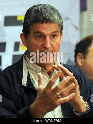 Virginie de l'employé. Joe Manchin reporters dit gaz toxiques dans la région de Big Branch Mine sont encore trop dangereux pour les secouristes pour entrer dans Montcoal, Virginie-Occidentale le 8 avril 2010. Quatre mineurs sont toujours portés disparus après une explosion le 5 avril à la mine exploitée par Performance Coal Company, une filiale de Massey Energy. Vingt cinq hommes sont morts et deux autres sont dans les hôpitaux. UPI/Roger L. Wollenberg Banque D'Images