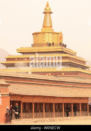 Les nomades tibétains et de pèlerins tourner les roues de prière et prier à la monastère de Labrang, le plus grand monastère tibétain à l'extérieur de Lhassa, avant le Festival Monlam tibétaine Xiahe, dans la province de Gansu, sur le plateau tibétain, le 2 février 2012. Des dizaines de milliers de Tibétains célèbrent le Nouvel An tibétain en faisant leur chemin vers cette ville et son monastère de Labrang, dont la séparation de la région autonome du Tibet fournit une mesure de protection contre les Chinois Han tente de réguler leur culture. UPI/Stephen Shaver Banque D'Images