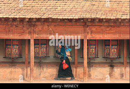 Les nomades tibétains et de pèlerins tourner les roues de prière et prier à la monastère de Labrang, le plus grand monastère tibétain à l'extérieur de Lhassa, avant le Festival Monlam tibétaine Xiahe, dans la province de Gansu, sur le plateau tibétain, le 2 février 2012. Des dizaines de milliers de Tibétains célèbrent le Nouvel An tibétain en faisant leur chemin vers cette ville et son monastère de Labrang, dont la séparation de la région autonome du Tibet fournit une mesure de protection contre les Chinois Han tente de réguler leur culture. UPI/Stephen Shaver Banque D'Images