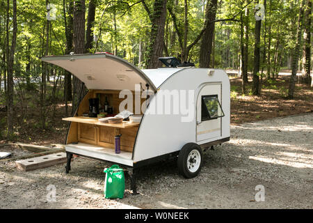 Accueil Simple construit teardrop trailer mis en place de camping dans la forêt. Banque D'Images