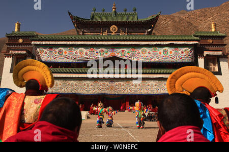 Moines tibétains effectuer le rituel de la danse cham, une forme de méditation et une offrande aux dieux, au monastère de Labrang, le plus grand monastère tibétain à l'extérieur de Lhassa, au cours de la Tibetan Monlam Festival à Xiahe, une petite ville dans la province de Gansu, sur le plateau tibétain, le 5 février 2012. Milliers de moines tibétains, les pèlerins et les nomades ont convergé sur le monastère pour le festival de Monlam annuel, ou Festival de la grande prière, considéré comme la plus grande fête religieuse au Tibet. UPI/Stephen Shaver Banque D'Images