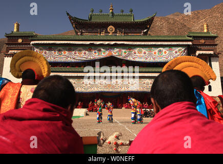 Moines tibétains effectuer le rituel de la danse cham, une forme de méditation et une offrande aux dieux, au monastère de Labrang, le plus grand monastère tibétain à l'extérieur de Lhassa, au cours de la Tibetan Monlam Festival à Xiahe, une petite ville dans la province de Gansu, sur le plateau tibétain, le 5 février 2012. Milliers de moines tibétains, les pèlerins et les nomades ont convergé sur le monastère pour le festival de Monlam annuel, ou Festival de la grande prière, considéré comme la plus grande fête religieuse au Tibet. UPI/Stephen Shaver Banque D'Images