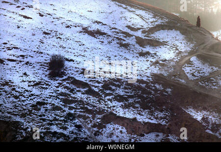 Un moine tibétain se dresse sur une colline dominant la monastère de Labrang, le plus grand monastère tibétain à l'extérieur de Lhassa, au cours de la Tibetan Monlam Festival à Xiahe, une petite ville dans la province de Gansu, sur le plateau tibétain, le 5 février 2012. La Chine a mis en garde lundi les représentants du gouvernement au Tibet, que le fait de ne pas maintenir la stabilité pourrait entraîner la perte d'emploi ou à des poursuites criminelles, le dernier signe de l'augmentation des tensions ethniques entre les Tibétains et le gouvernement chinois. UPI/Stephen Shaver Banque D'Images