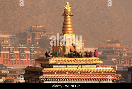 Les nomades tibétains, les pèlerins et les nomades de visiter le monastère de Labrang, le plus grand monastère tibétain à l'extérieur de Lhassa, au cours de la Tibetan Monlam Festival à Xiahe, une petite ville dans la province de Gansu, sur le plateau tibétain, le 5 février 2012. La Chine a mis en garde lundi les représentants du gouvernement au Tibet, que le fait de ne pas maintenir la stabilité pourrait entraîner la perte d'emploi ou à des poursuites criminelles, le dernier signe de l'augmentation des tensions ethniques entre les Tibétains et le gouvernement chinois. UPI/Stephen Shaver Banque D'Images