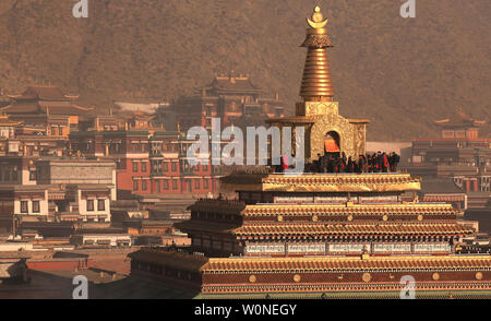 Les nomades tibétains, les pèlerins et les nomades de visiter le monastère de Labrang, le plus grand monastère tibétain à l'extérieur de Lhassa, au cours de la Tibetan Monlam Festival à Xiahe, une petite ville dans la province de Gansu, sur le plateau tibétain, le 5 février 2012. La Chine a mis en garde lundi les représentants du gouvernement au Tibet, que le fait de ne pas maintenir la stabilité pourrait entraîner la perte d'emploi ou à des poursuites criminelles, le dernier signe de l'augmentation des tensions ethniques entre les Tibétains et le gouvernement chinois. UPI/Stephen Shaver Banque D'Images