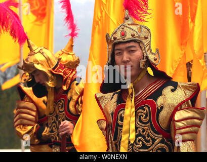 Les hommes chinois habillés en costume impérial attendre d'effectuer dans une cérémonie commémorative pour l'Empereur jaune en montagne Qiaoshan Square, pendaison Pays, Province de Shaanxi, le 4 avril 2017. Dirigeants de l'Etat, des fonctionnaires et des représentants de l'ensemble de la Chine, Hong Kong, et à l'étranger Macua ont assisté à la cérémonie, payer leurs respects à un empereur qui inspire le nationalisme chinois. Photo par Stephen Shaver/UPI Banque D'Images