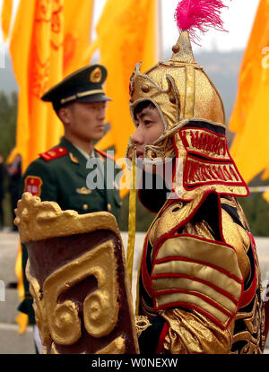 Les hommes chinois habillés en costume impérial attendre d'effectuer dans une cérémonie commémorative pour l'Empereur jaune en montagne Qiaoshan Square, pendaison Pays, Province de Shaanxi, le 4 avril 2017. Dirigeants de l'Etat, des fonctionnaires et des représentants de l'ensemble de la Chine, Hong Kong, et à l'étranger Macua ont assisté à la cérémonie, payer leurs respects à un empereur qui inspire le nationalisme chinois. Photo par Stephen Shaver/UPI Banque D'Images