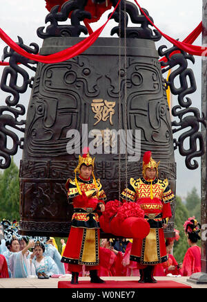 Les hommes chinois habillés en costume impérial à attendre un bang bell géant pour ouvrir une cérémonie commémorative pour l'Empereur jaune en montagne Qiaoshan Square, pendaison Pays, Province de Shaanxi, le 4 avril 2017. Dirigeants de l'Etat, des fonctionnaires et des représentants de l'ensemble de la Chine, Hong Kong, et à l'étranger Macua ont assisté à la cérémonie, payer leurs respects à un empereur qui inspire le nationalisme chinois. Photo par Stephen Shaver/UPI Banque D'Images
