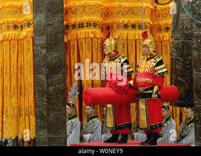 Les hommes chinois habillés en costume impérial à attendre un bang bell géant pour ouvrir une cérémonie commémorative pour l'Empereur jaune en montagne Qiaoshan Square, pendaison Pays, Province de Shaanxi, le 4 avril 2017. Dirigeants de l'Etat, des fonctionnaires et des représentants de l'ensemble de la Chine, Hong Kong, et à l'étranger Macua ont assisté à la cérémonie, payer leurs respects à un empereur qui inspire le nationalisme chinois. Photo par Stephen Shaver/UPI Banque D'Images