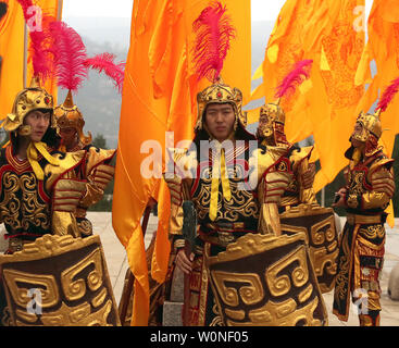 Les hommes chinois habillés en costume impérial attendre d'effectuer dans une cérémonie commémorative pour l'Empereur jaune en montagne Qiaoshan Square, pendaison Pays, Province de Shaanxi, le 4 avril 2017. Dirigeants de l'Etat, des fonctionnaires et des représentants de l'ensemble de la Chine, Hong Kong, et à l'étranger Macua ont assisté à la cérémonie, payer leurs respects à un empereur qui inspire le nationalisme chinois. Photo par Stephen Shaver/UPI Banque D'Images