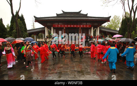 Effectuer un traditionnel chinois Ming Qing (grave) de balayage cérémonie à CAI Lun dans la tombe de ce temple, avec ses danses impliquant un poulet, une tête de cochon et un canard, dans une petite ville de la province de Shaanxi centrale de Chine, le 6 avril 2015. Cai Lun a été un eunuque chinois officiel et politique à l'empereur, et il est historiquement considéré comme l'inventeur du papier et le processus d'papermakiing, dans des formes reconnaissables dans les temps modernes que le papier. Photo par Stephen Shaver/UPI Banque D'Images