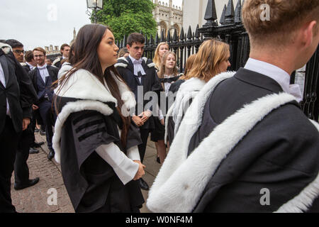 Les étudiants de l'Université de Cambridge de St John's College, le premier jour de cette années, les cérémonies de remise des diplômes à la Chambre du Sénat. Les élèves vêtus de noir robes que la traditionnelle cérémonie de remise des diplômes de l'Université de Cambridge a eu lieu aujourd'hui (mercredi). Les étudiants ont défilé en Sénat Chambre historique vu par la famille et les amis pour recueillir leurs degrés de la prestigieuse université. De nombreuses parties de la cérémonie, qui se tiendra également au cours des prochains jours, ont leur origine parmi les premiers usages de l'université il y a 800 ans. Les étudiants sont tenus de porter la robe de th Banque D'Images