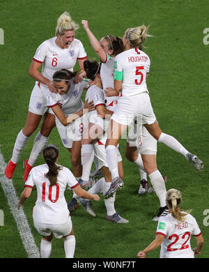 Lucy l'Angleterre célèbre Bronze marquant ainsi son troisième but de côtés du jeu avec ses coéquipiers lors de la Coupe du Monde féminine de la fifa, quart-de-finale, à Stade Océane, Le Havre, France. Banque D'Images