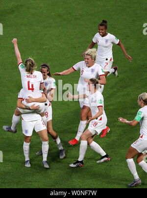 Lucy l'Angleterre célèbre Bronze marquant ainsi son troisième but de côtés du jeu avec ses coéquipiers lors de la Coupe du Monde féminine de la fifa, quart-de-finale, à Stade Océane, Le Havre, France. Banque D'Images