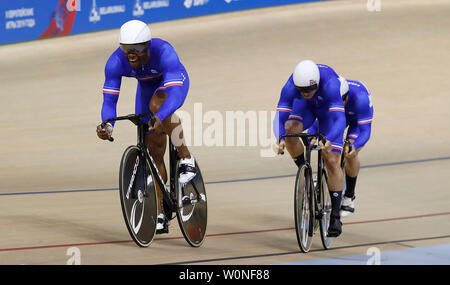 France's Gregory Baugé (à gauche) conduit Quentin Caleyron et Rayan Helal à l'argent dans le sprint par équipes, lors de la septième journée des Jeux 2019 à Minsk. Banque D'Images