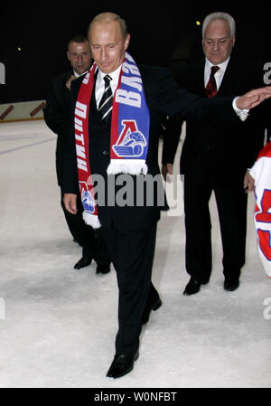 Le président russe Vladimir Poutine promenades sur la patinoire qu'il visite l'École de la réserve olympique de hockey au complexe sportif de la ville de Yaroslavl au nord-est de Moscou le 13 octobre 2006. (Photo d'UPI/Anatoli Zhdanov) Banque D'Images