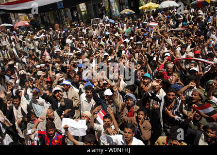 Les manifestants yéménites chanter des slogans appelant à la chute du Président Ali Abdullah Saleh lors d'une manifestation anti-régime dans la capitale, Sanaa, Yémen le 3 mars 2011, le Yémen et l'opposition de clercs offerts Saleh une sortie en douceur du pouvoir d'ici la fin de l'année. UPI/Mohammad Abdullah Banque D'Images