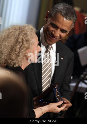 Le président des États-Unis, Barack Obama awards chanteur-compositeur-Carole King 2013 La Bibliothèque du Congrès Prix Gershwin pour la chanson populaire au cours d'un concert à la Maison Blanche à Washington, DC Le 22 mai 2013. ///Le président Obama. Crédit : Yuri Gripas / Polaris Banque D'Images