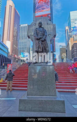 Statue Du Père Francis Duffy De New York Times Square Banque D'Images