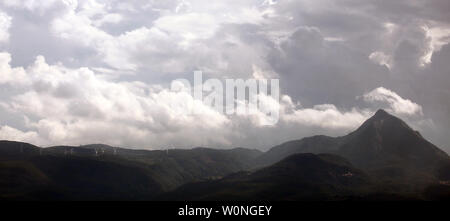 Un nouveau couloir d'alimentation haute capacité (sur l'épaule gauche de mountain) a récemment ouvert pour permettre la poursuite de l'expansion et la croissance de Lijiang, dans le nord de la province du Yunnan, le 27 septembre 2012. Il y a eu une grave vague de colère pour le développement rapide d'une zone protégée de l'UNESCO pour la promotion de l'industrie, de l'avidité des entreprises et des particuliers. UPI/Stephen Shaver Banque D'Images