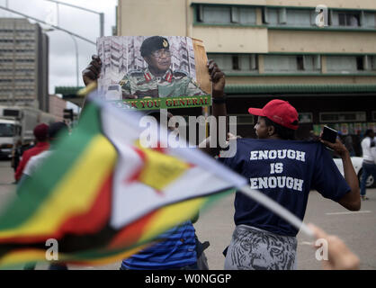 On acclame pendant une marche dans les rues pour exiger que le président Robert Mugabe démissionner et descendre du pouvoir à Harare, Zimbabwe, le 19 novembre 2017. Le 93-year-old leader a été au pouvoir pendant 37 ans, mais a été donné 24 heures pour démissionner ou face mise en accusation. Photo par Belal Khaled/UPI Banque D'Images