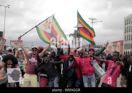 On acclame pendant une marche dans les rues pour exiger que le président Robert Mugabe démissionner et descendre du pouvoir à Harare, Zimbabwe, le 19 novembre 2017. Le 93-year-old leader a été au pouvoir pendant 37 ans, mais a été donné 24 heures pour démissionner ou face mise en accusation. Photo par Belal Khaled/UPI Banque D'Images