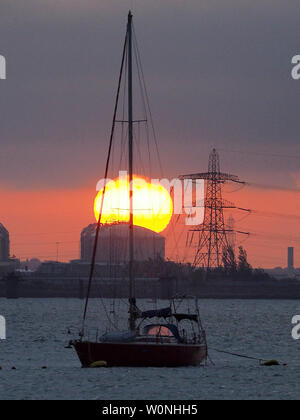 Queenborough, Kent, UK. 27 Juin, 2019. Météo France : cette soirée coucher du soleil à Queenborough, Kent. Credit : James Bell/Alamy Live News Banque D'Images