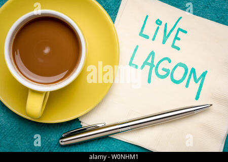 Vivre Lagom, pas trop peu, pas trop, juste à droite - philosophie suédois pour une vie équilibrée, l'écriture sur une serviette avec une tasse de café Banque D'Images