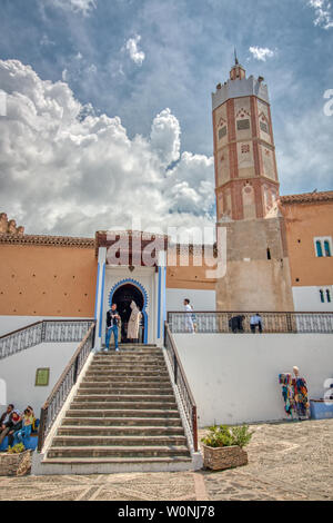 Chefchaouen, Maroc - Mai 03, 2019 : Plusieurs hommes musulmans de quitter la Grande Mosquée un vendredi, après la prière, dans le village de Chefchaouen, (ou Chaouen Banque D'Images